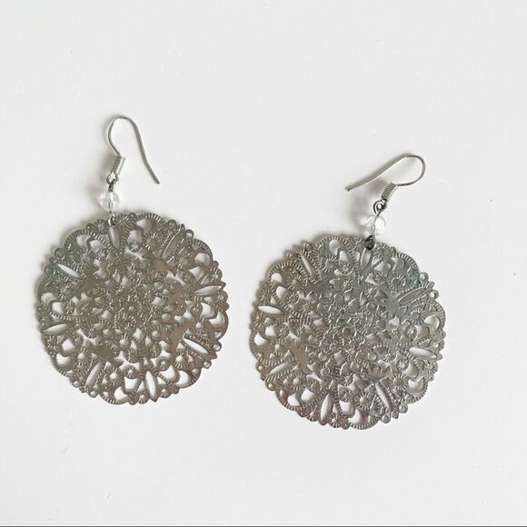 𝅺LACE Filigree Pierced Earrings Silvertone - Picture 1 of 7